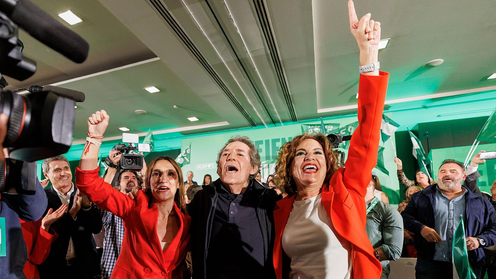 La secretaria general del PSOE-A y candidata a la Presidencia de la Junta de Andalucía, María Jesús Montero (i), junto al cantante Miguel Ríos (c), y la cabeza de lista del PSOE-A por Granada, Olga Manzano (i)