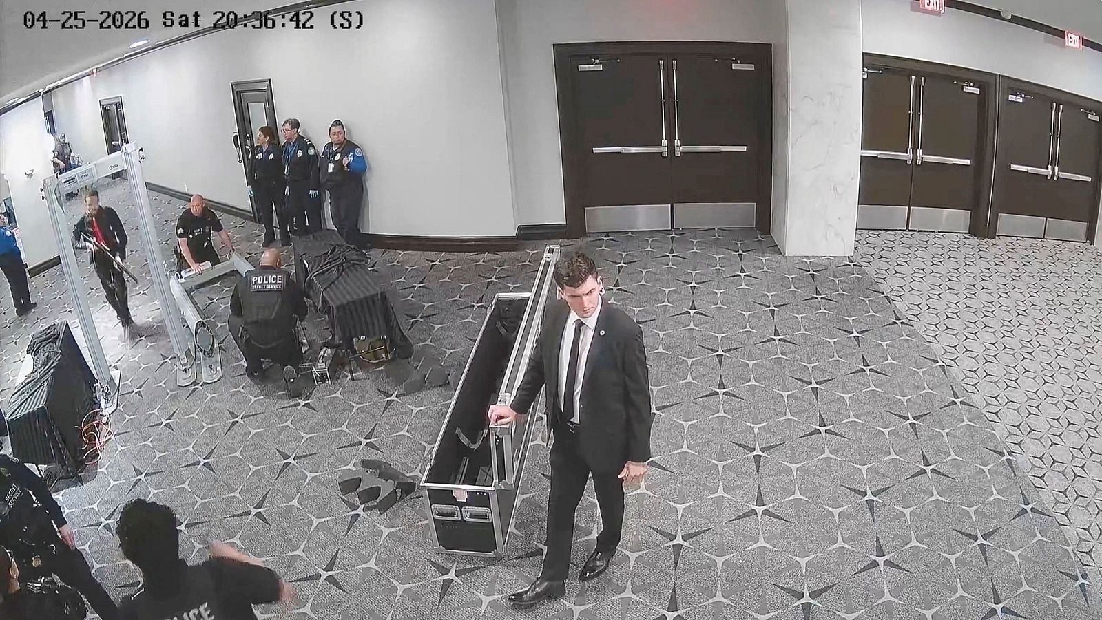 Un vídeo muestra como el atacante de Trump irrumpe en el control de seguridad