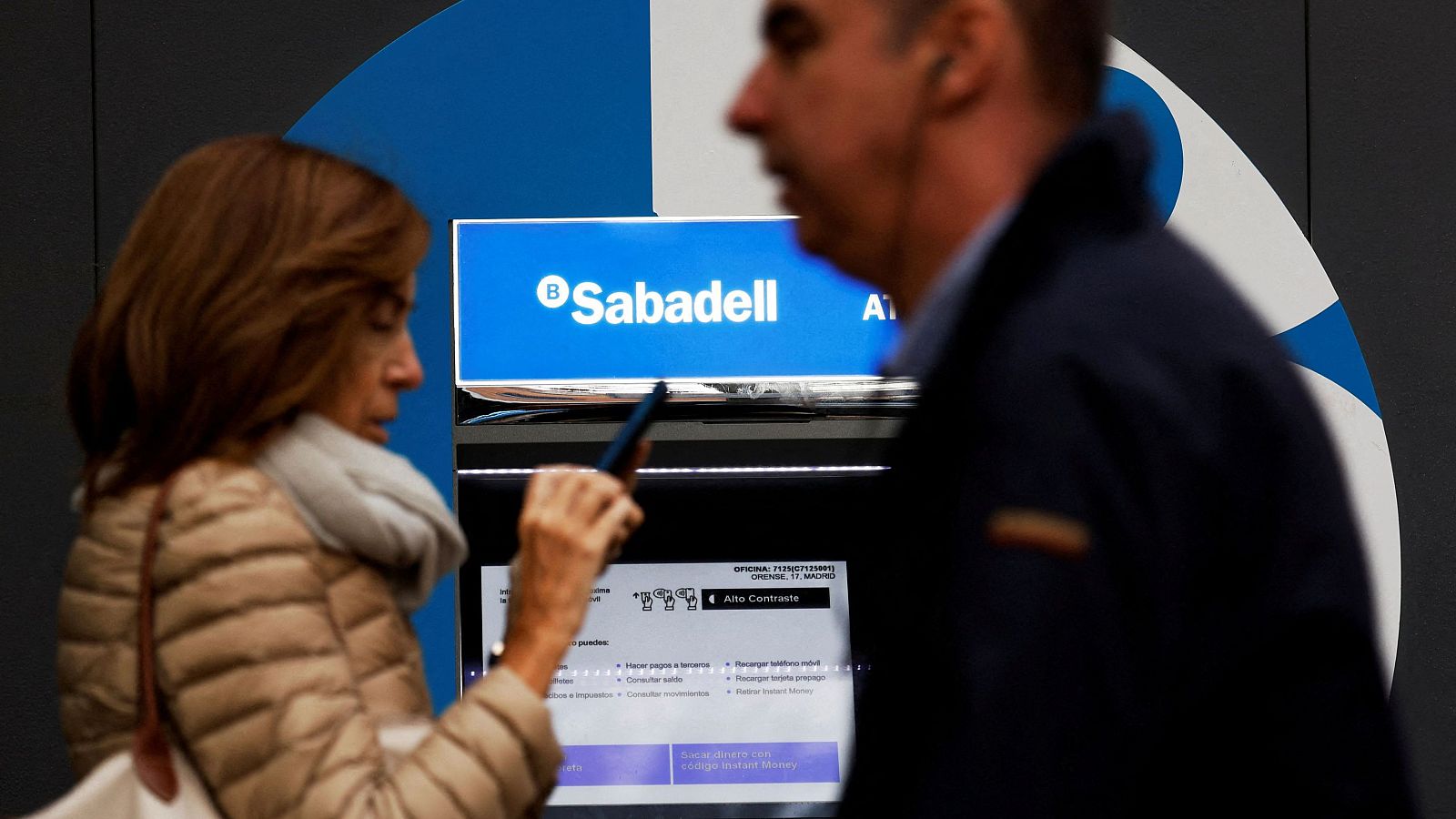 El Banco Sabadell vende el TSB al Santander por 3.300 millones y logra plusvalías de 300 millones