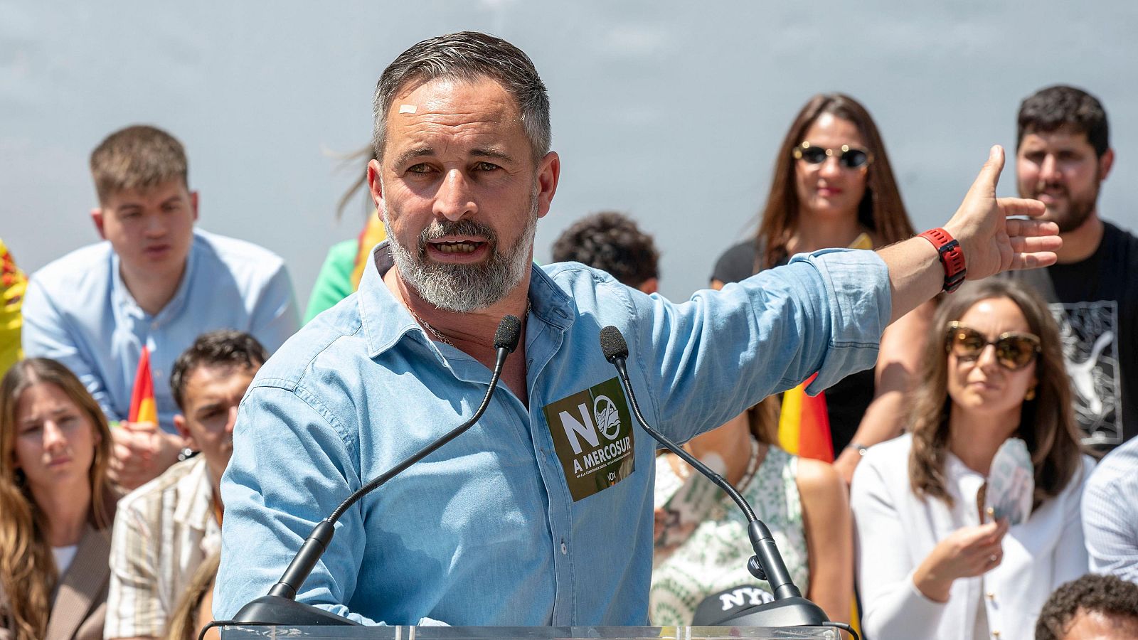 El líder de Vox, Santiago Abascal, interviene durante un mitin político de cara a las elecciones en Andalucía, celebrado este viernes en la Alameda de Jaén.