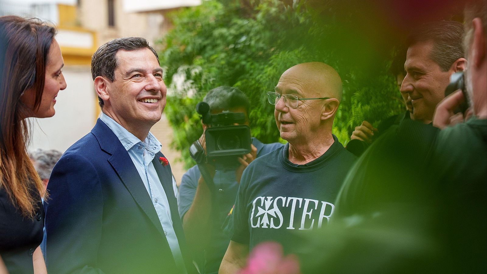 El presidente de la Junta de Andalucía y candidato del PP a la reelección, Juanma Moreno, durante la visita a las Cruces de Mayo de Córdoba.