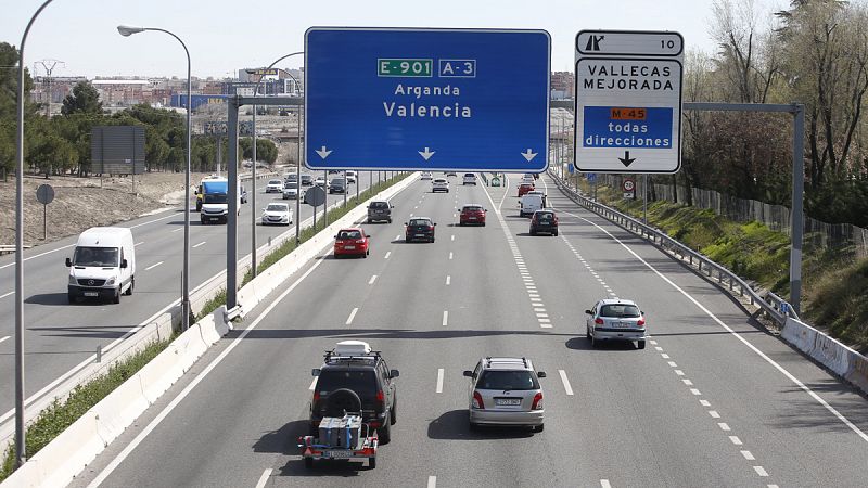 Retenciones en las salidas de Madrid y Barcelona por el Jueves Santo