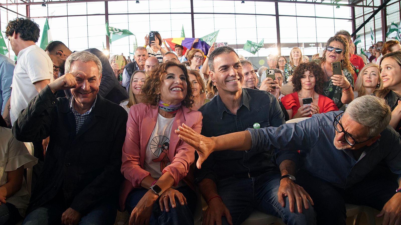 Acto de campaña de la candidata a la Presidencia de la Junta, María Jesús Montero, acompañada por el secretario general del PSOE y presidente del Gobierno, Pedro Sánchez, y el expresidente del Gobierno, José Luis Rodríguez Zapatero.