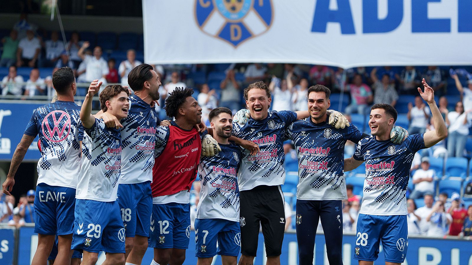 Jugadores del CD Tenerife celebran el ascenso del equipo a Segunda División este viernes, antes de comienzo del partido contra el Barakaldo