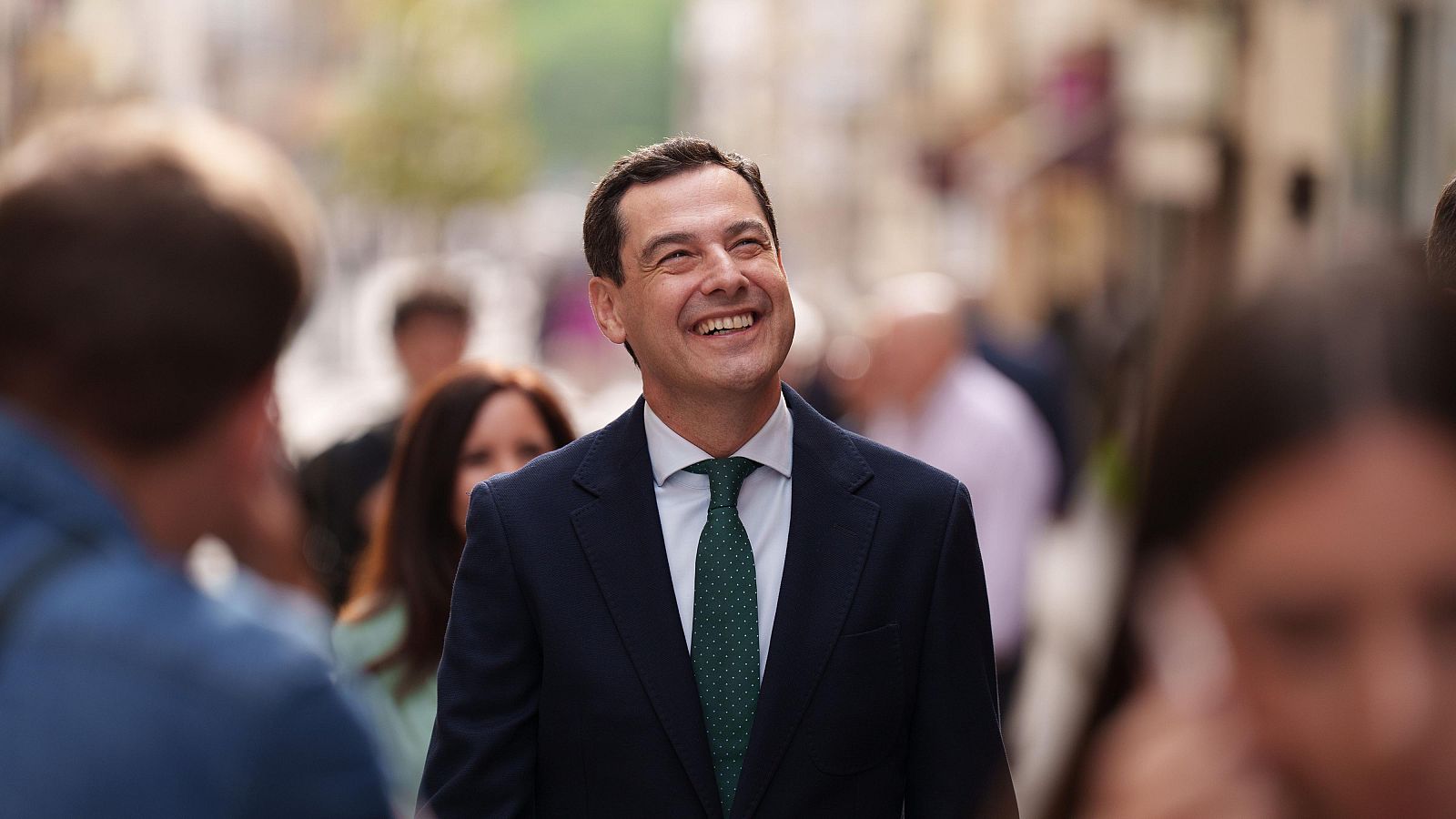 El presidente de la Junta de Andalucía y candidato del PP la reelección, Juanma Moreno durante su visita este sábado a hermandades de Lucena (Córdoba).