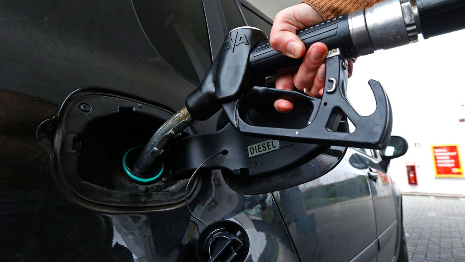 Un conductor llena el depósito de su vehículo en una gasolinera