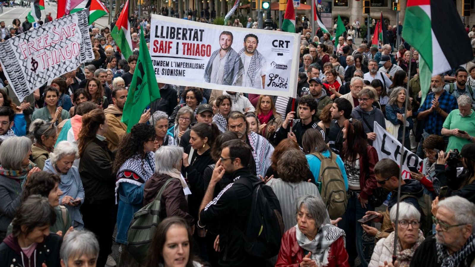 Manifestantes durante una concentración para que Israel libere a los miembros de la flotilla a Gaza Saif Abukeshek y Thiago Ávila, el 2 de mayo de 2026, en Barcelona.