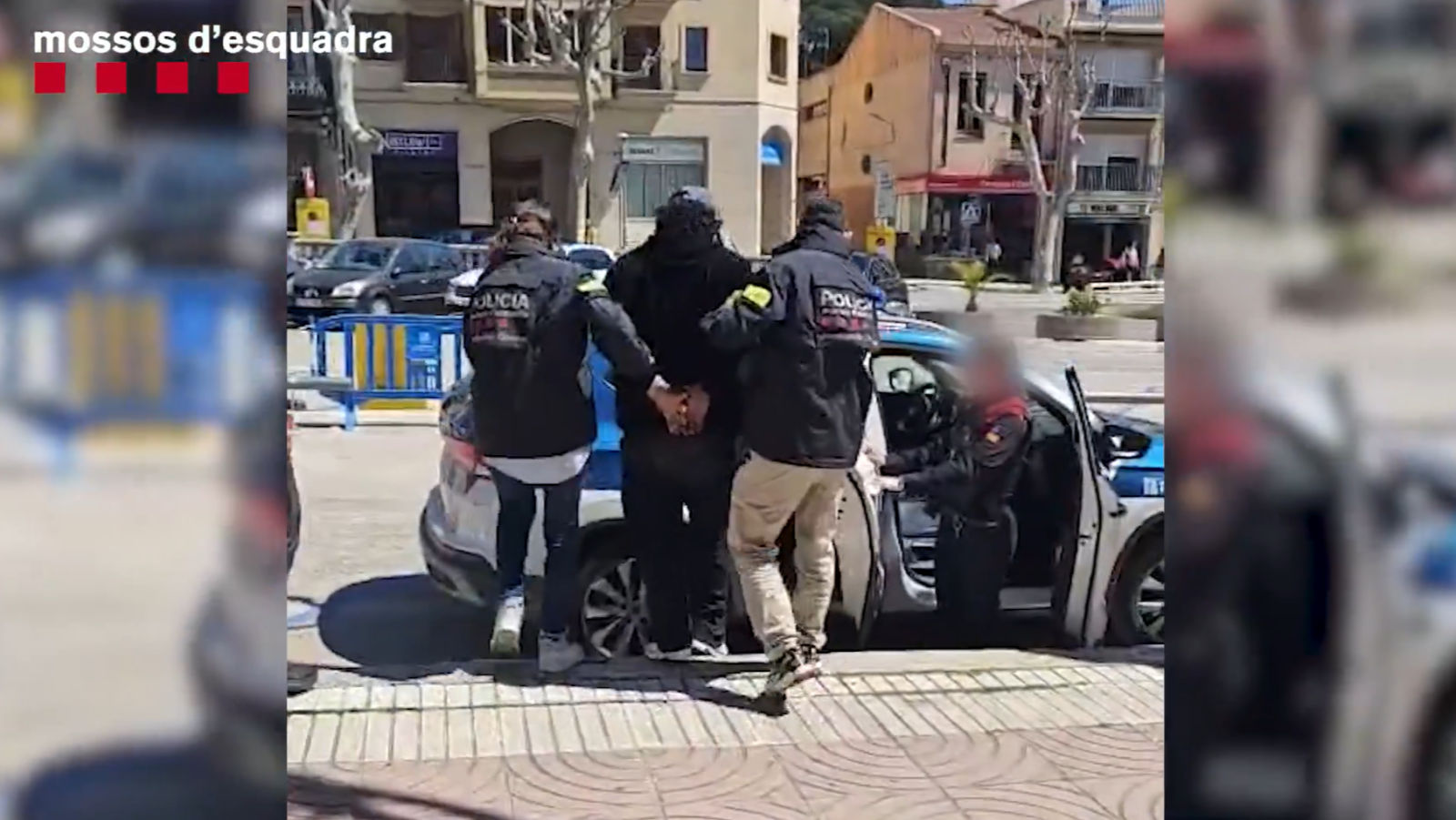 Agents dels Mossos d'Esquadra acompanyen el detingut en el moment de la detenció el 16 d'abril a Arenys de Mar