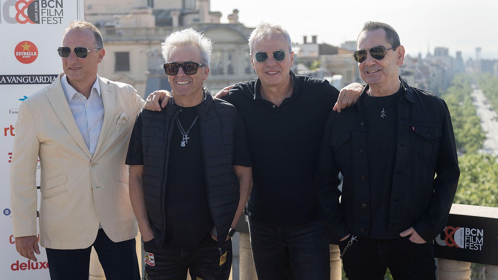 Rafa Gutiérrez, David Summers, Dani Mezquita y Javi Molina de Hombres G sonríen en el BCN FILM FEST SANT JORDI, con un photocall detrás que muestra "BCN FILM FEST SANT JORDI 10".