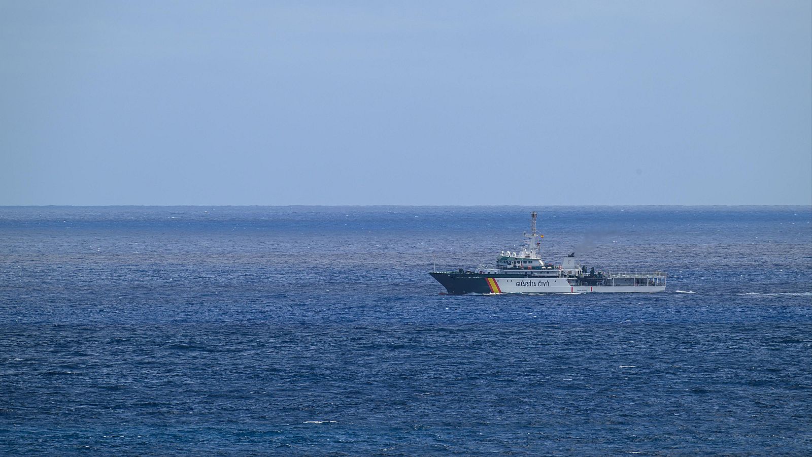 Un barco de la Guardia Civil frente a la costa de Gran Canaria