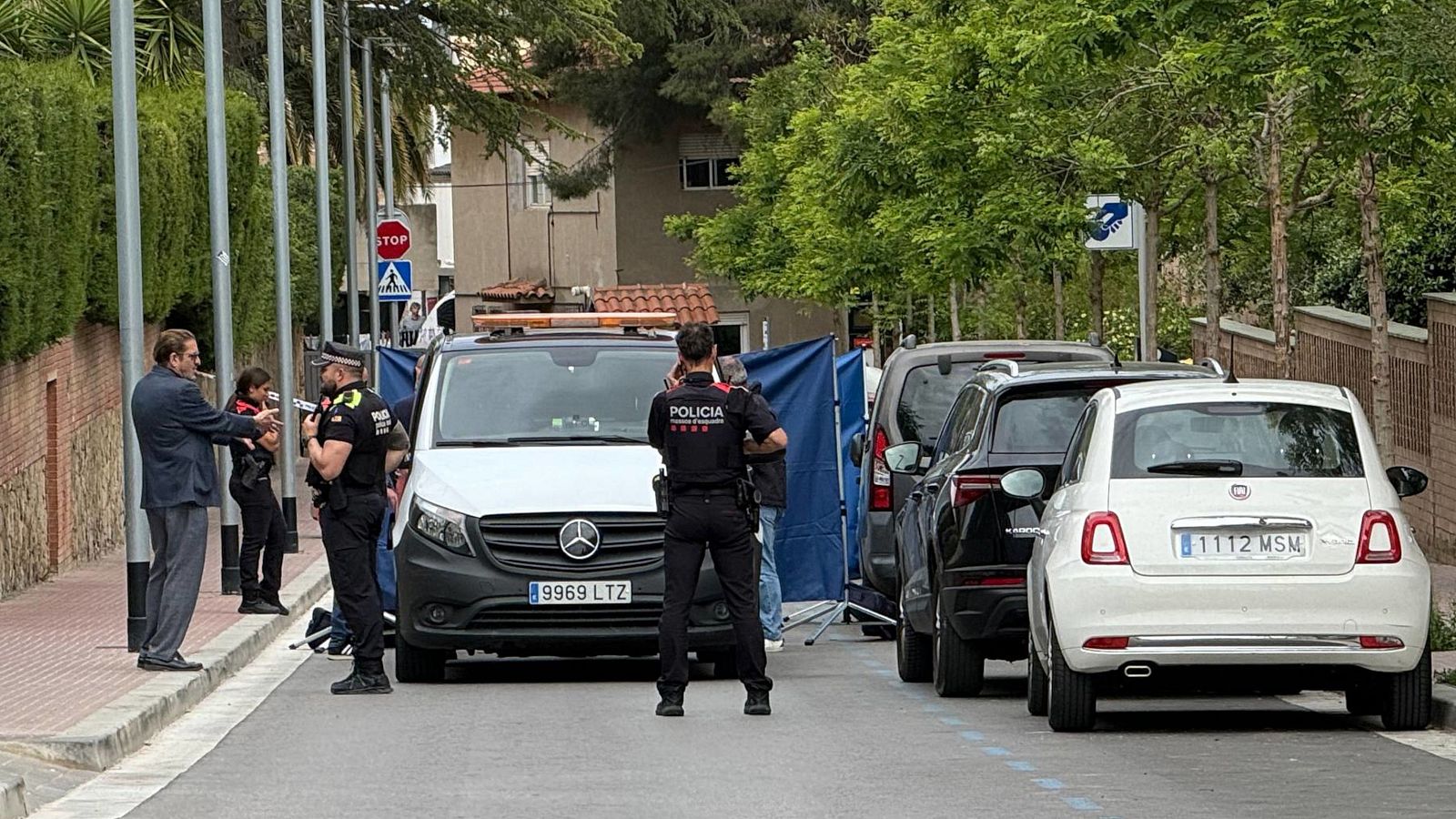 Agents en el lloc dels fets a Esplugues de Llobregat