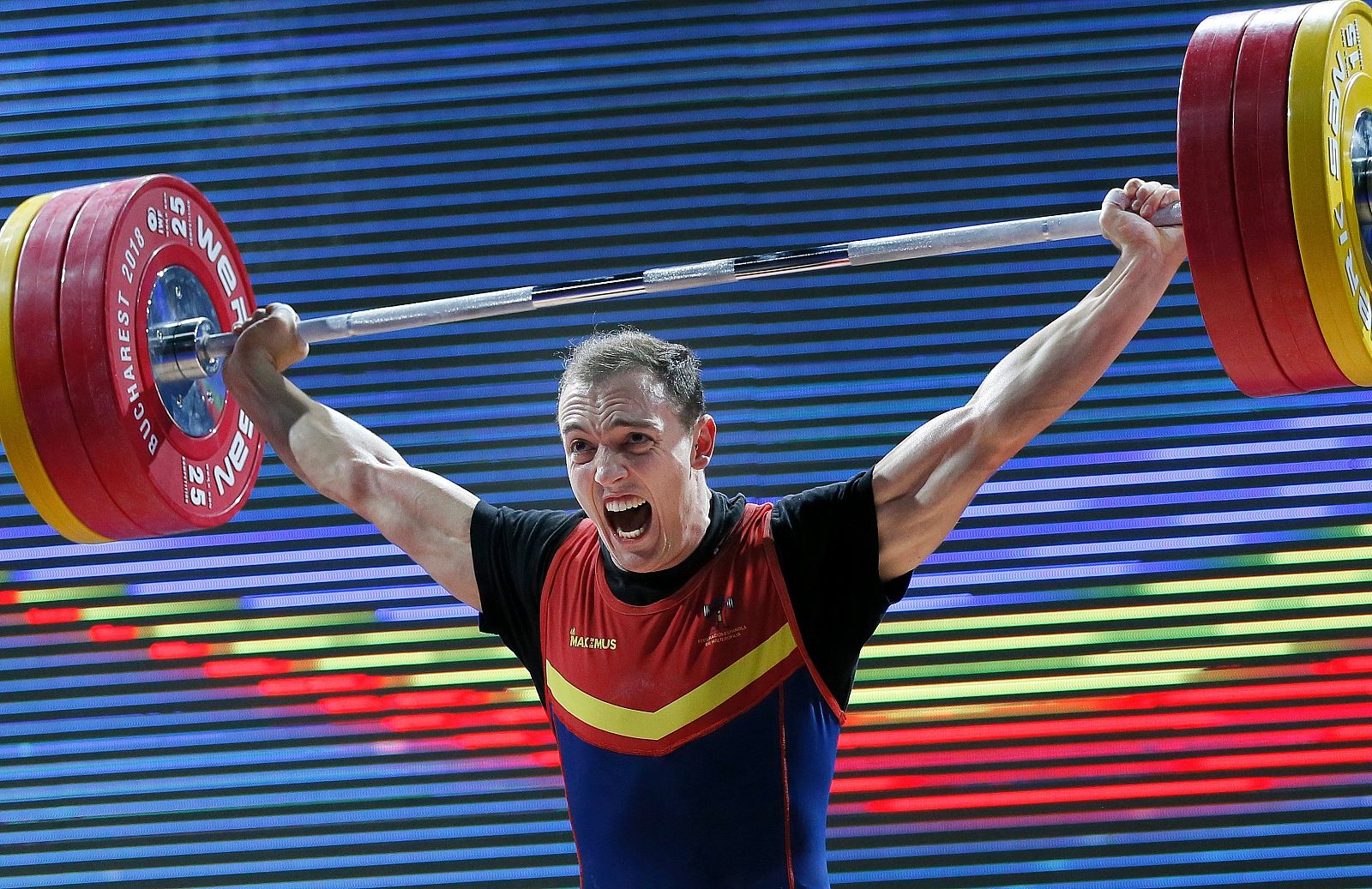 El español Andrés Mata realiza una arrancada durante los Campeonatos de Europa de Halterofilia.