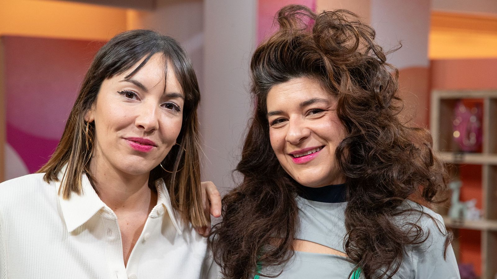 Judith Tiral y Nerea Pérez de las Heras, presentadoras de 'Está el horno para bollos', sonríen juntas en un estudio con fondo difuminado.