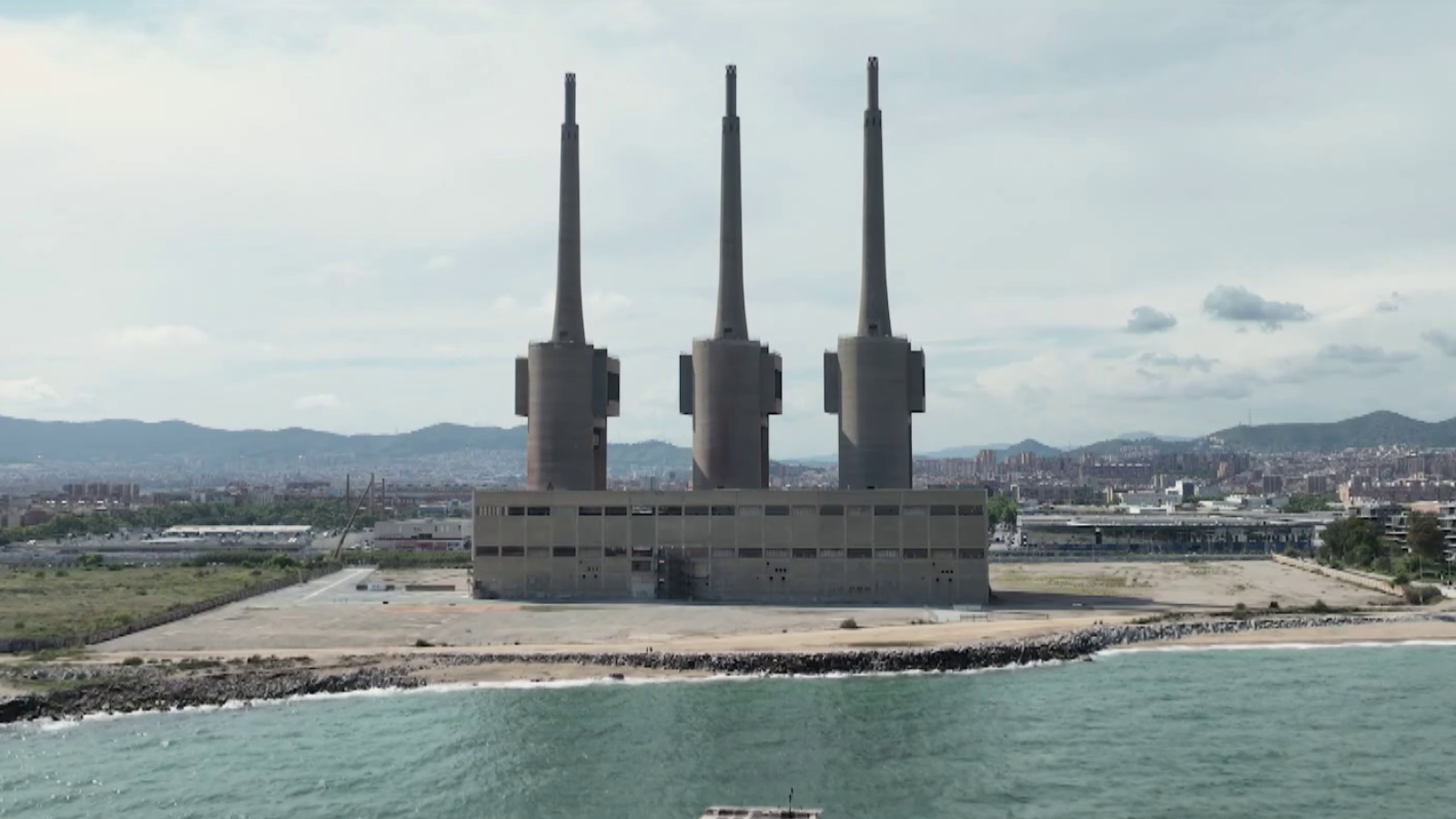 Les Tres Xemeneies: passat, present i futur d'aquesta "bèstia" arquitectònica