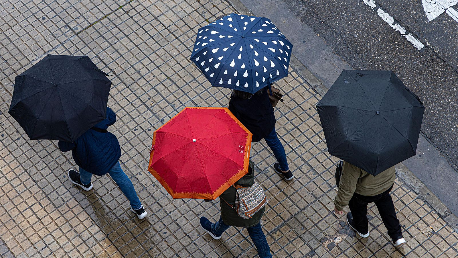 La AEMET prevé tormentas localmente fuertes y granizo en el noreste y Cantábrico. Nevará a partir de 1.500 metros y las temperaturas mínimas bajan de forma general.