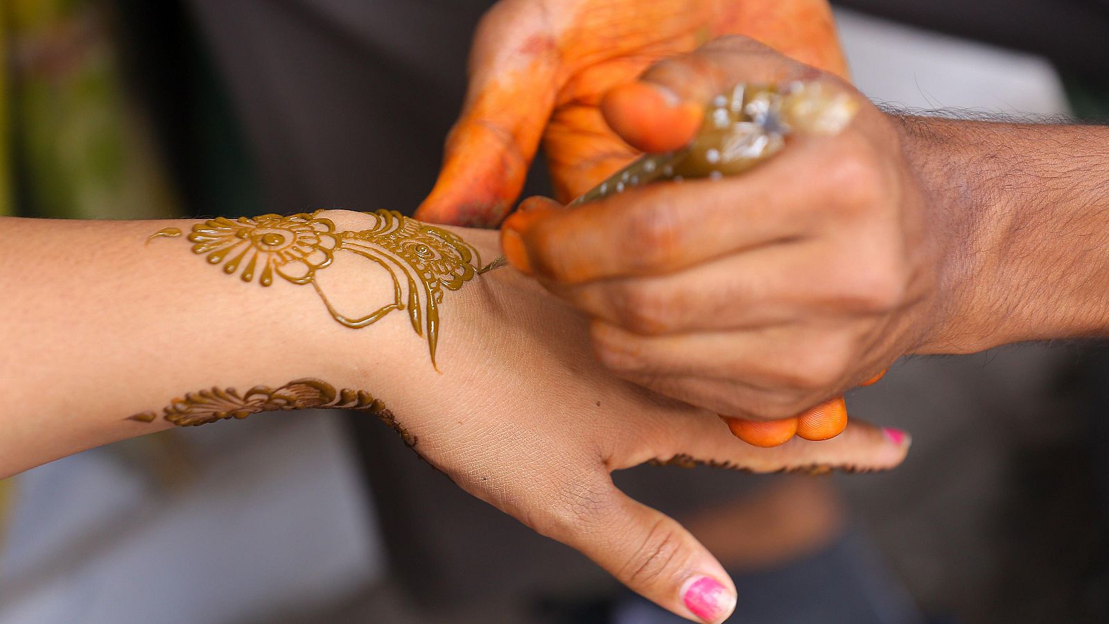 En Nepal es habitual decorar las manos de las novias con henna antes de contraer matrimonio.