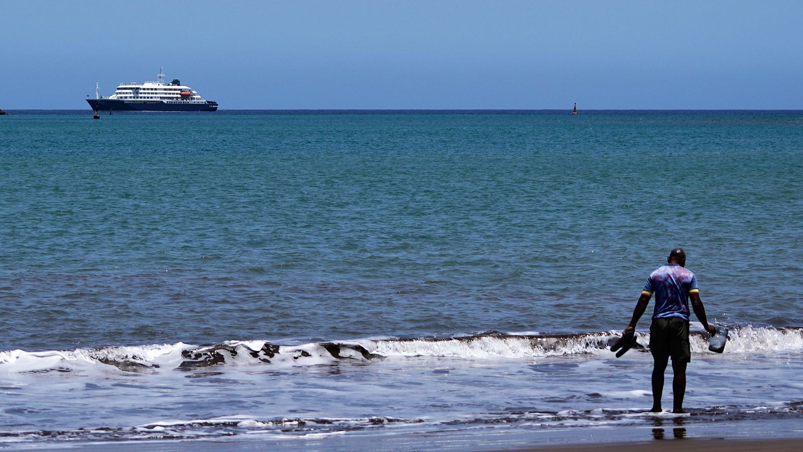 El creuer MV Hondius ancorat en un port de Praia, Cap Verd, aquest dilluns 4 de maig de 2026