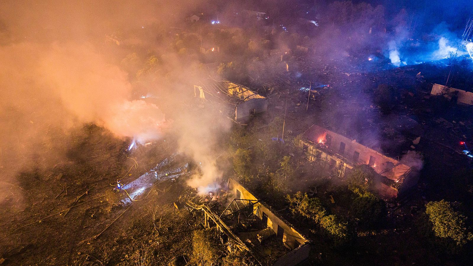 Fotografía aérea tomada con un dron en la madrugada del 5 de mayo de 2026 muestra a los rescatistas trabajando en el lugar tras una explosión en una fábrica de fuegos artificiales
