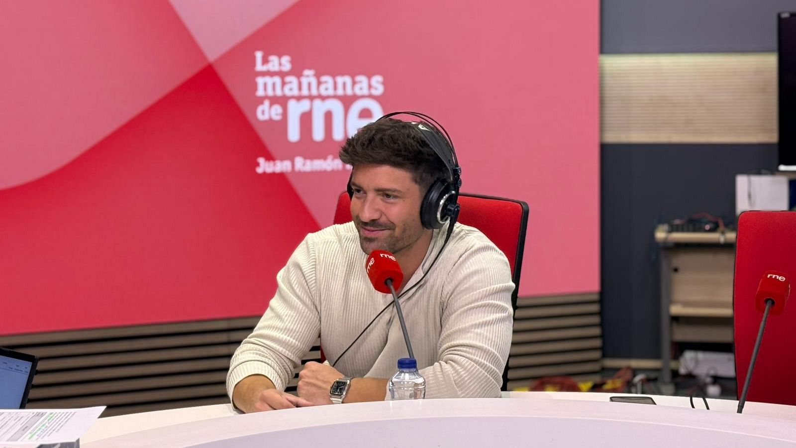 El cantante Pablo Alborán, sentado frente al micrófono de RNE en su entrevista en 'Las mañanas de RNE'.