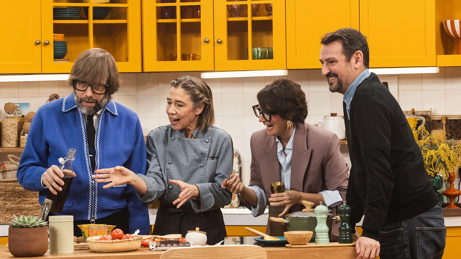 L'Òscar Andreu, l'Òscar Dalmau i la Sílvia Abril ajuden a preparar el sopar a l'Ada Parellada, a 'I ara què?'