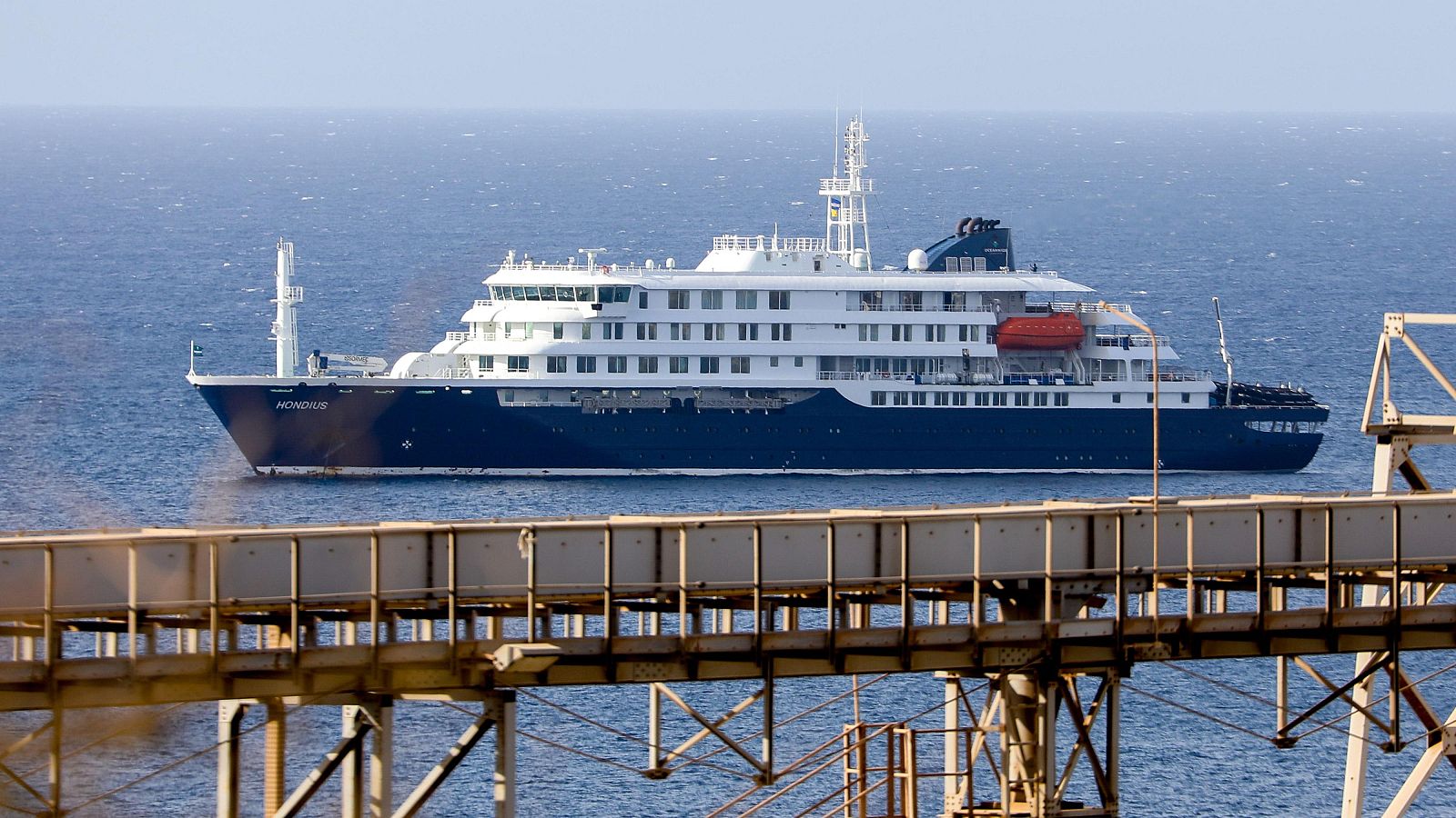 El crucero holandés MV Hondius se encuentra anclado frente a la costa de la ciudad de Praia, en Cabo Verde