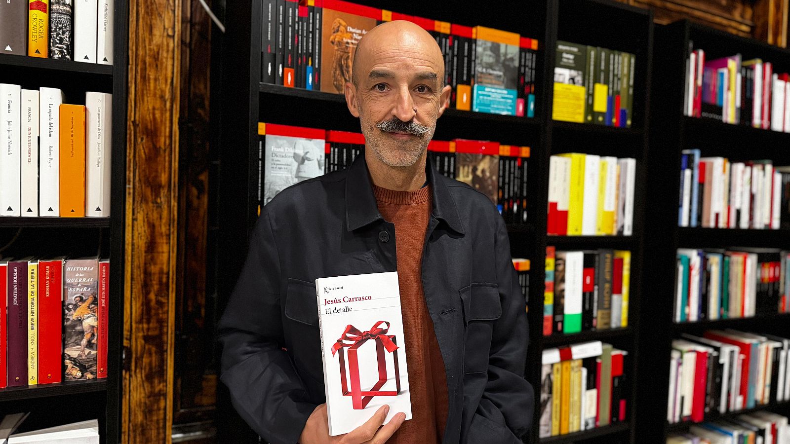 El escrito Jesús Carrasco con su nueva novela, 'El detalle'