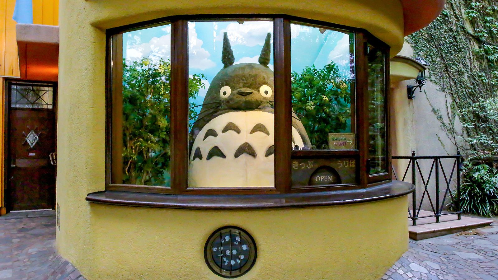 El personaje Totoro en el Museo Ghibli en Mitaka, Tokio en Japón