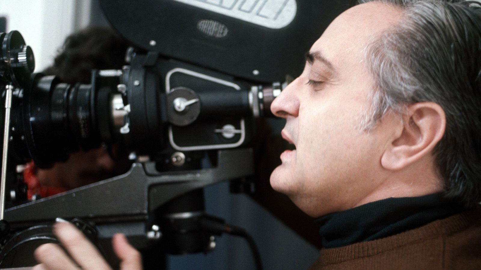 Mariano Ozores, director de cine español, enfocado a través del visor de una cámara ARRIFLEX. Imagen de archivo.