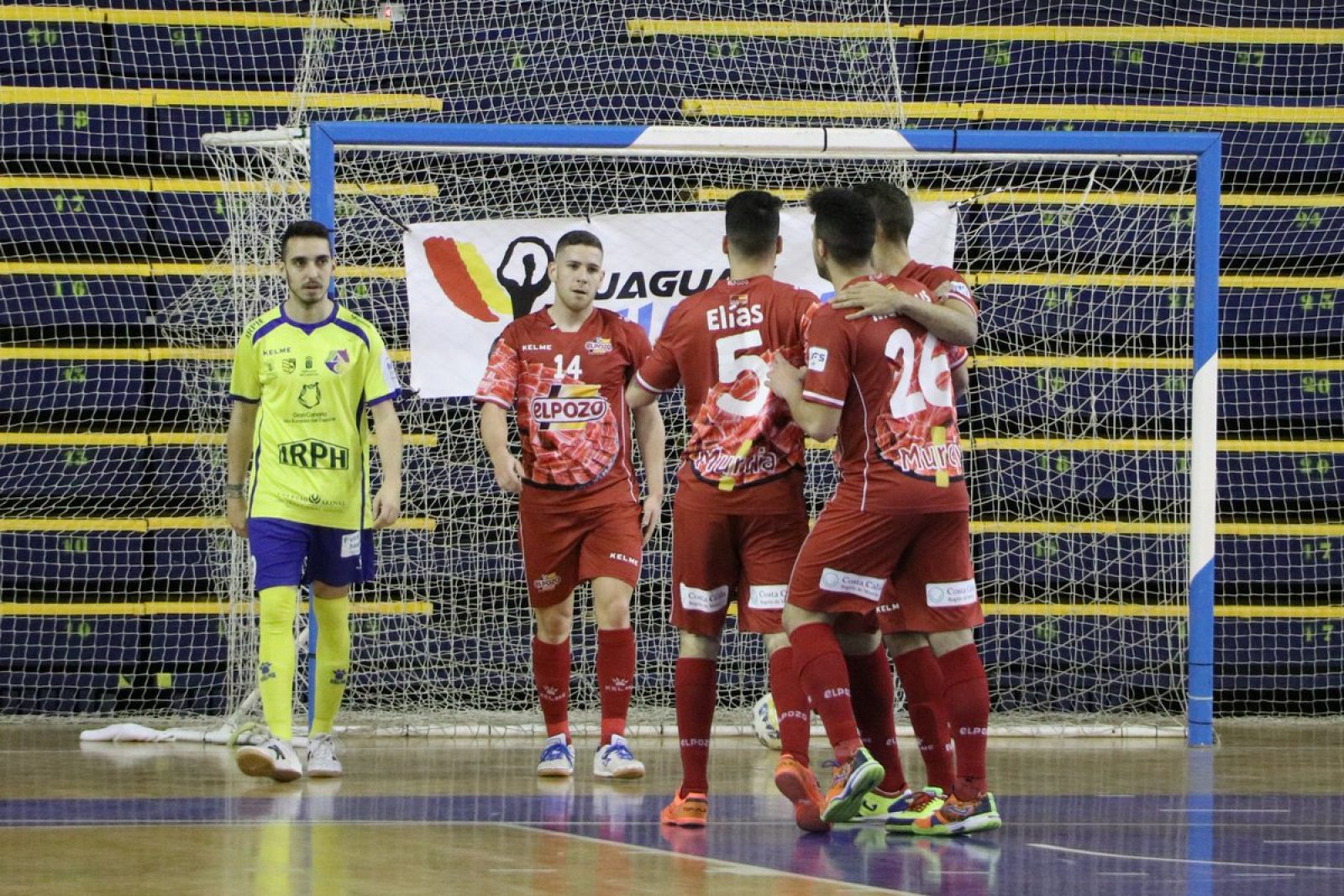 Los jugadores de ElPozo celebran uno de sus goles en casa del Gran Canaria FS.