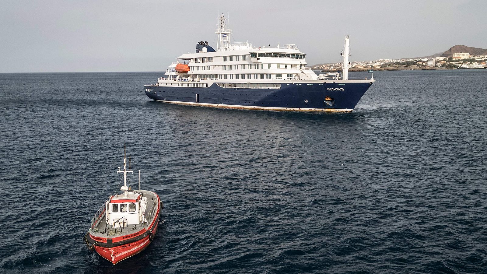 Imatge aèria del creuer MV Hondius fonejat al port de Praia, la capital de Cap Verd