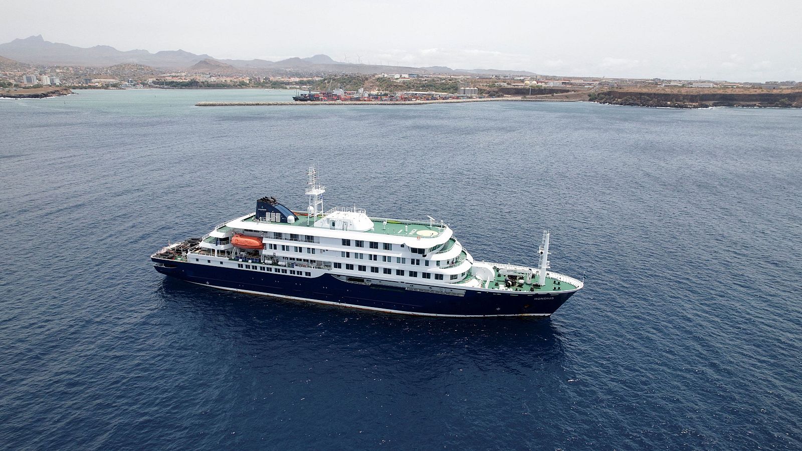 El crucero MV Hondius, donde se desató el foco de hantavirus, fondeado en Cabo Verde