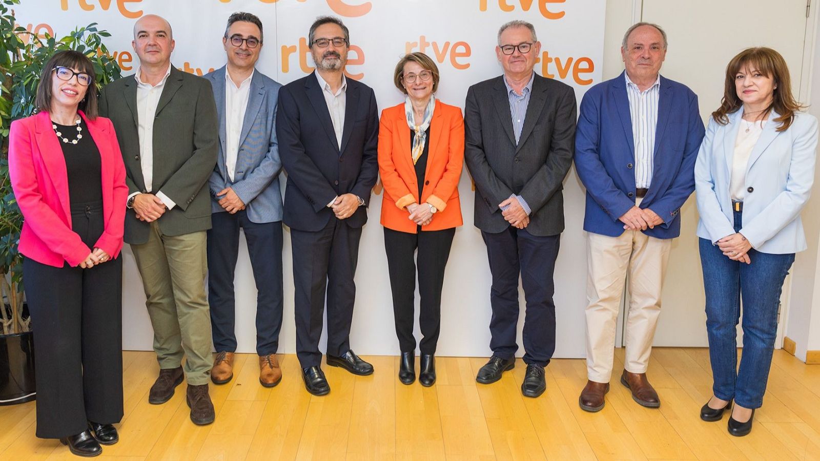 Grupo de ocho personas, cuatro hombres y cuatro mujeres, posando en fila frente a pared con logo de "rtve". Se identifican nombres como María José Gascó, Eva Alcón y José Pablo López.