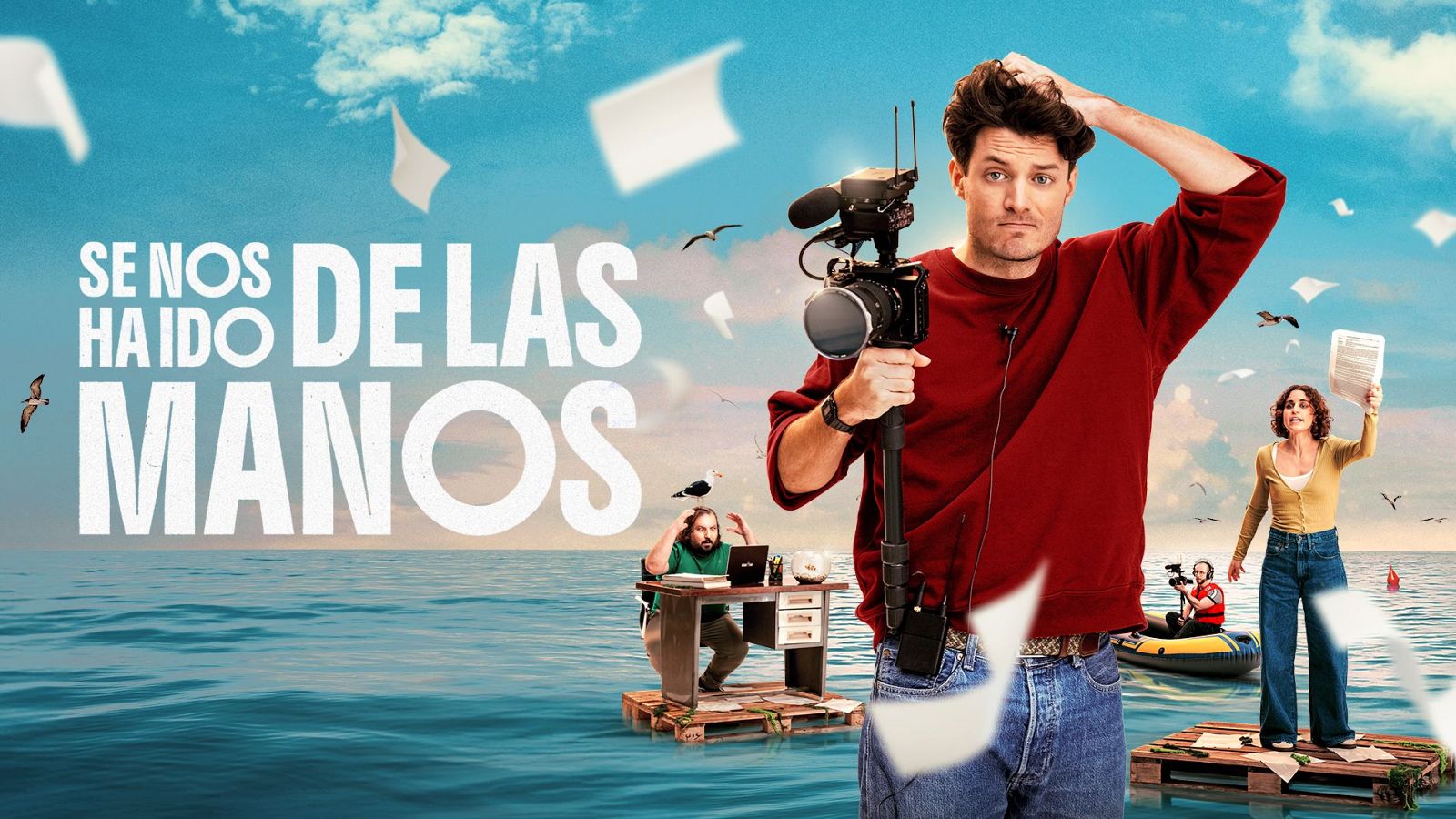 Dani Rovira, Lorena Castell y Javier Cansado en un póster surrealista para "SE NOS HA IDO DE LAS MANOS", rodeados de papeles sobre el mar, expresando confusión y agobio.