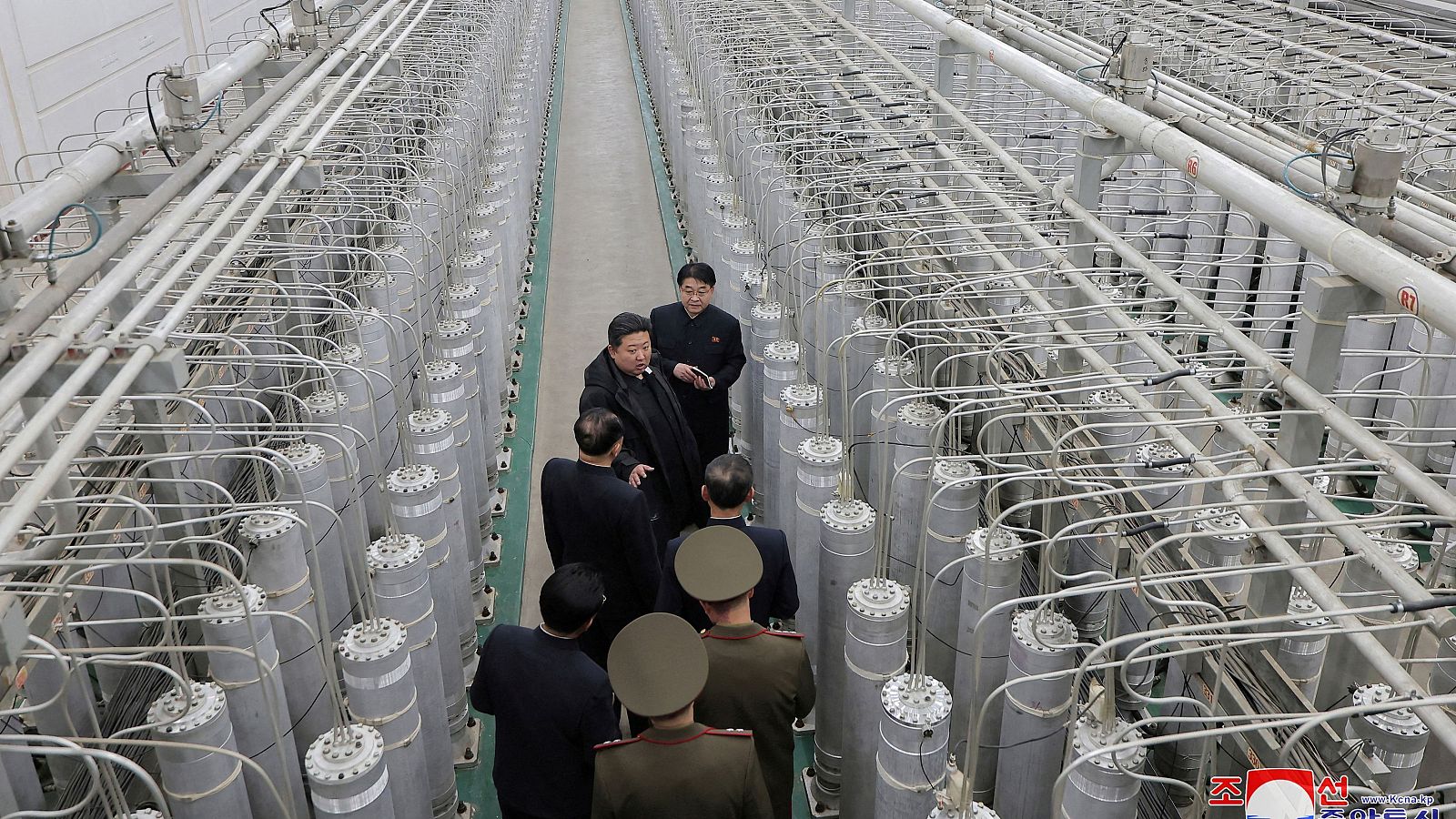 Imagen de archivo de una visita del presidente norcoreano Kim Jong Un a la base de producción de material nuclear.