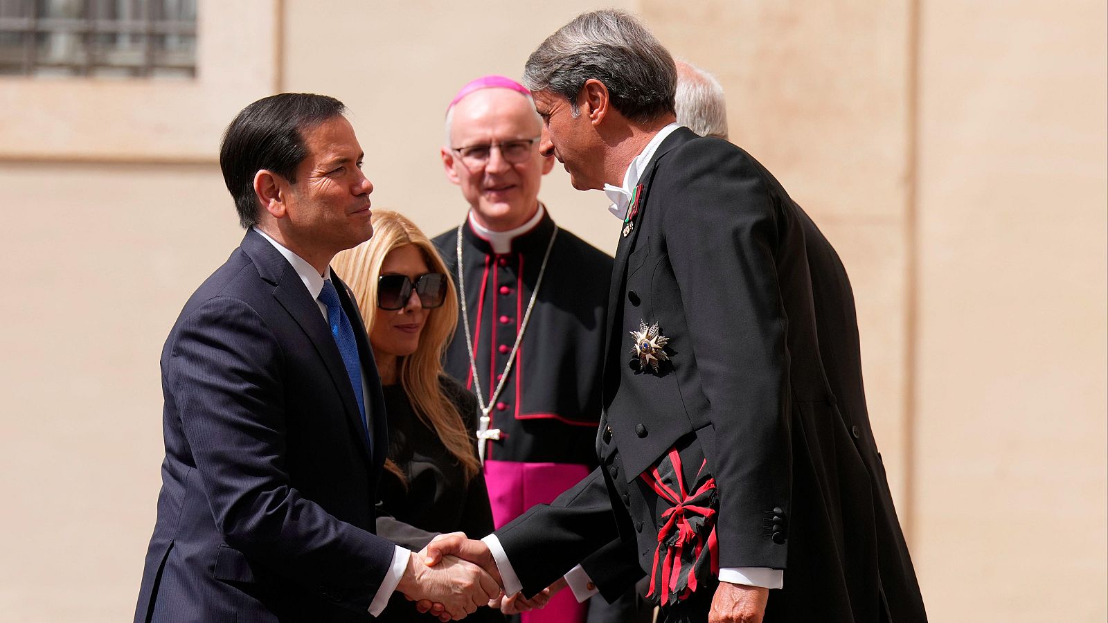 Rubio llega al Vaticano para reunirse con el papa León XIV mientras Trump continúa atacando al pontífice