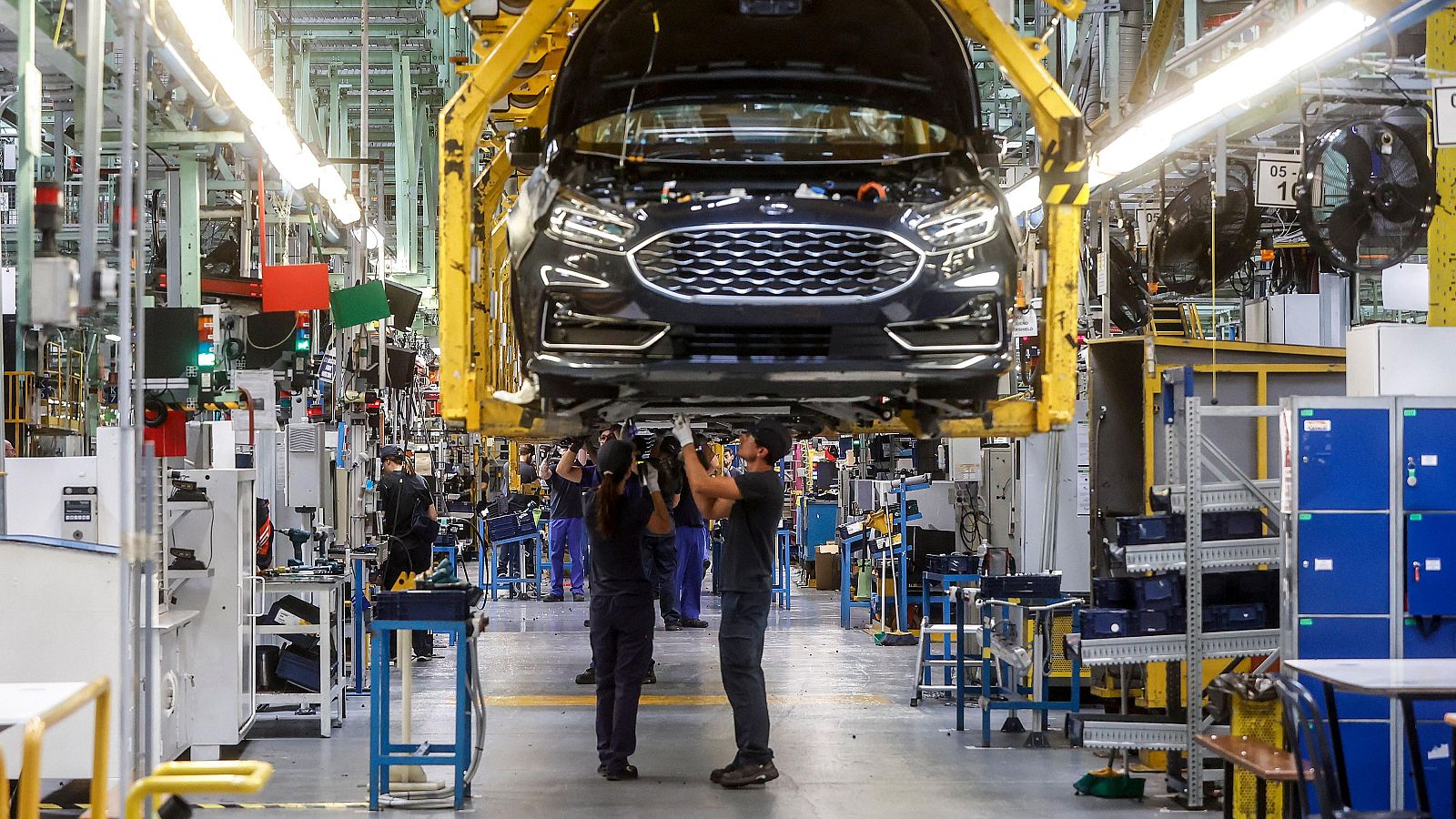 La patronal industrial pide al Gobierno una rebaja permanente de los impuestos eléctricos para competir en Europa