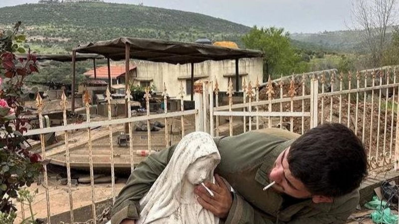 Un soldado israelí coloca un cigarrillo en una estatua de la Virgen María en el sur del Libano