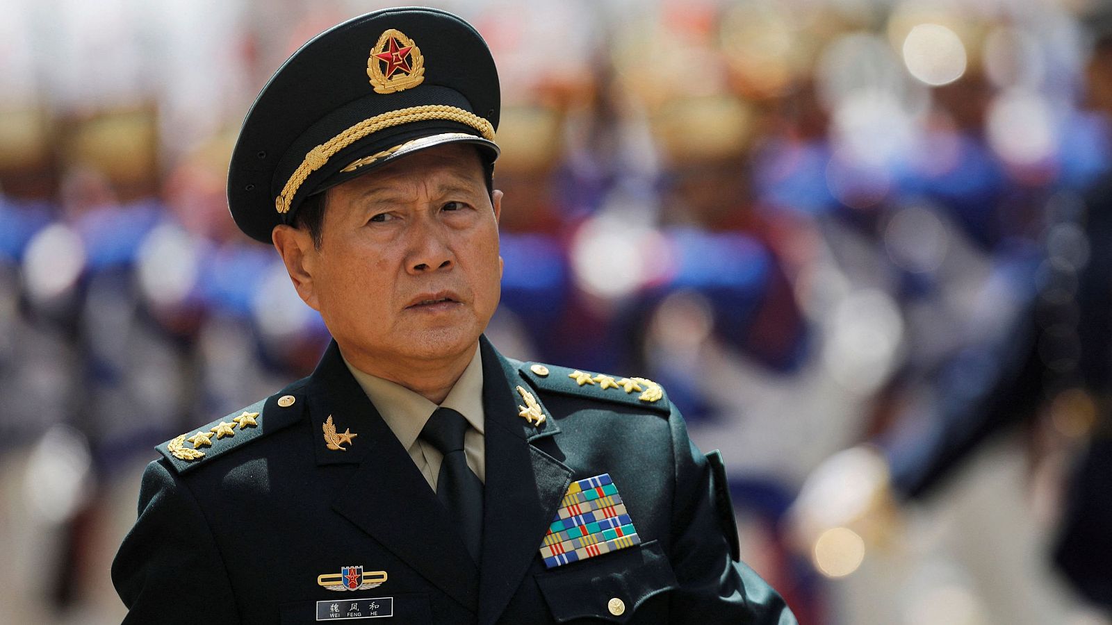 Wei Fenghe, exministro de Defensa de China, con uniforme militar de gala, gorra y condecoraciones. Expresión seria. Fondo desenfocado.