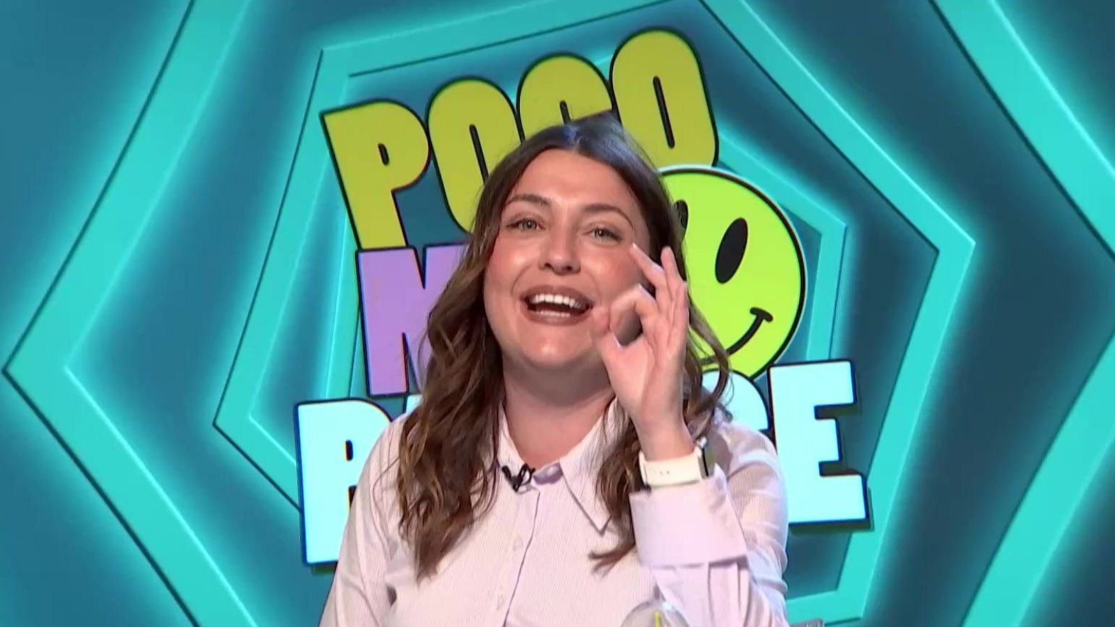 Marina Lobo sonríe y hace el gesto de "OK" ante un fondo azul con el título "POCO ME PARECE" y un emoticono sonriente.