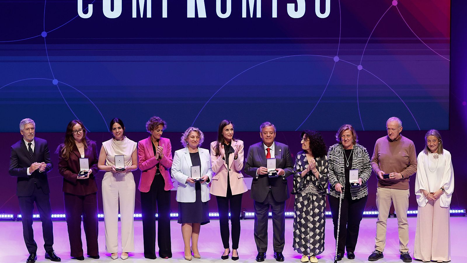 Los distinguidos con la Medalla de Oro 2026 de Cruz Roja posan junto a las autoridades