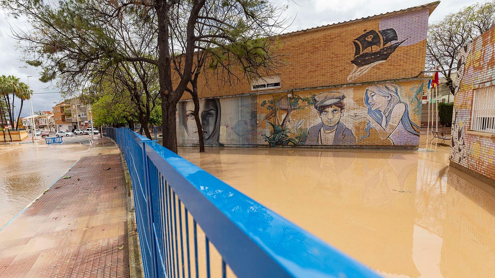 Un patio inundado en un colegio de los Alcázares (Murcia) este jueves tras las intensas lluvias caídas en las últimas horas.