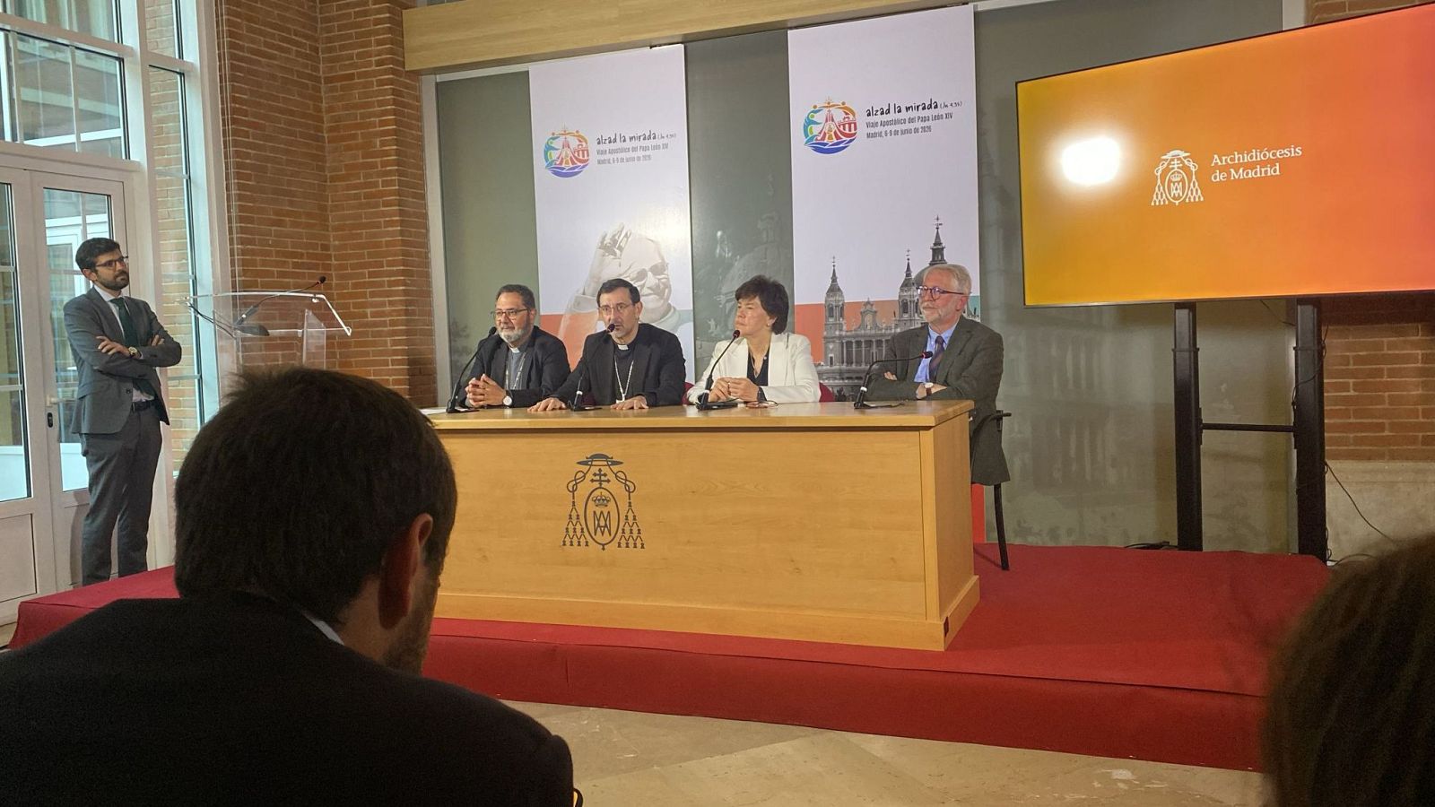 El cardenal José Cobo junto a los responsables de la organización de la visita de León XIV