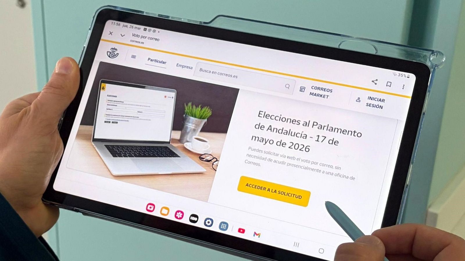 Tableta mostrando la web de Correos para solicitar el voto por correo para las Elecciones al Parlamento de Andalucía, con fecha 26 de marzo y hora 11:56.