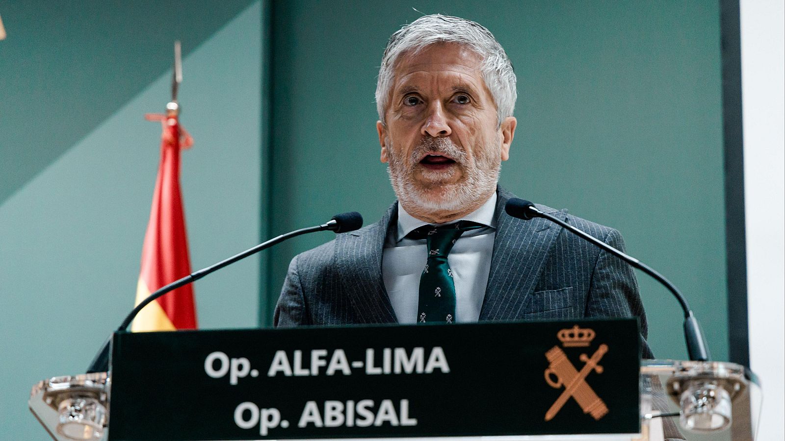 Fernando Grande-Marlaska, Ministro del Interior, habla en un atril con el emblema de la Guardia Civil y las inscripciones "Op. ALFA-LIMA" y "Op. ABISAL".
