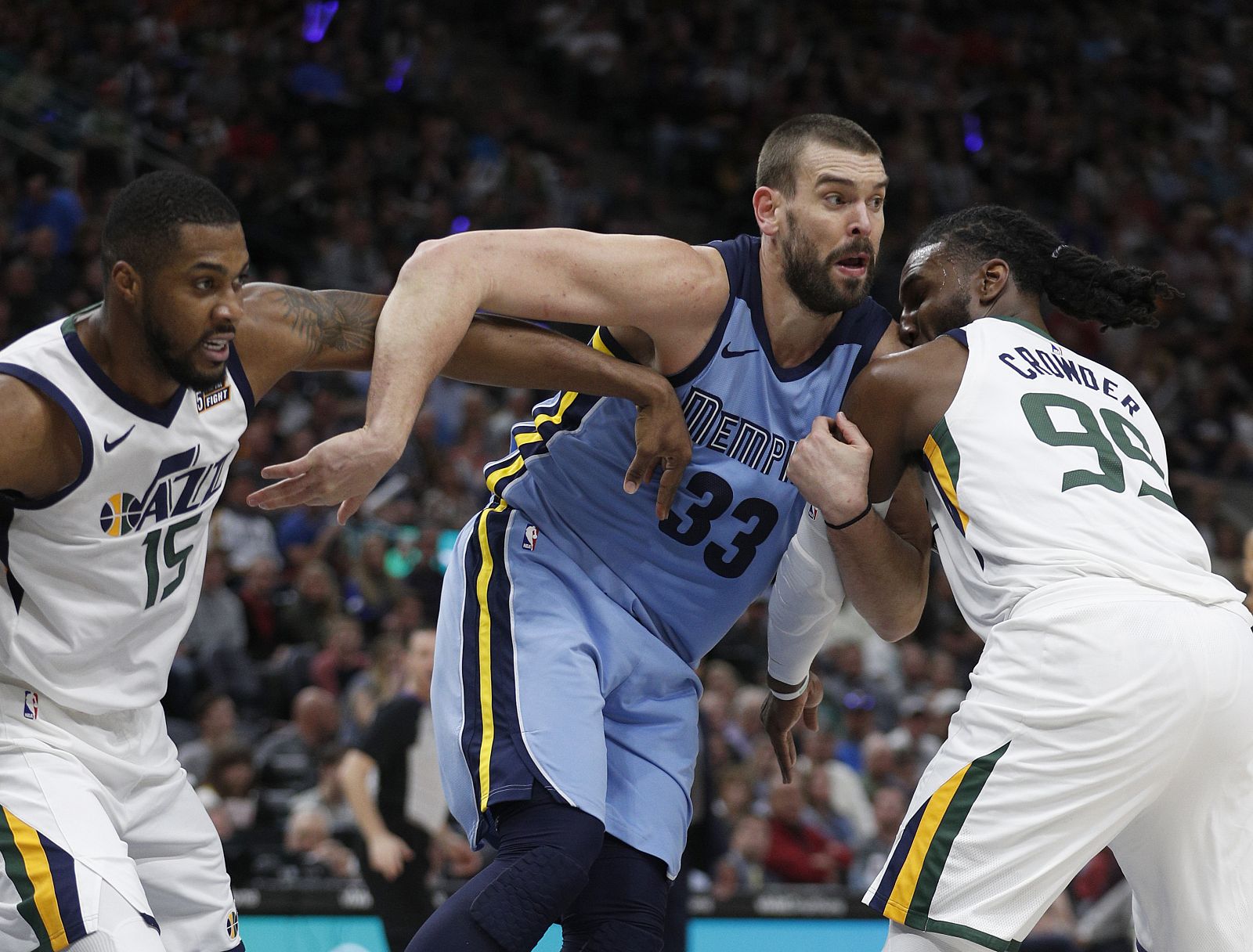 Marc Gasol (33) de los Memphis Grizzlies en acción ante Jae Crowder (99) de Utah Jazz.