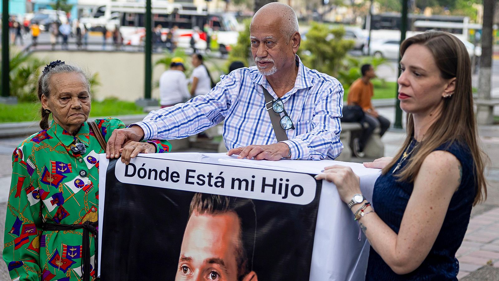 Fotografía de Carmen Navas (i), la madre de Víctor Hugo Quero Navas sostiene un cartel junto a Jesus Marcano (c) y la abogada de Foro Penal Stefanía Migliorini, exigiendo conocer el paradero de su hijo, de 51 años