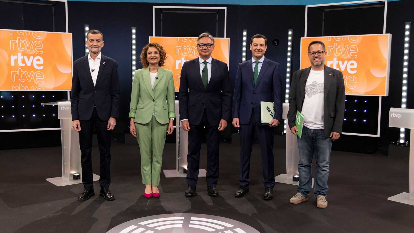 Cinco políticos posan en un estudio de televisión con pantallas de RTVE y podios. Se identifican Santiago Abascal, María Jesús Montero, Alberto Núñez Feijóo, Juanma Moreno y Juan Espadas.