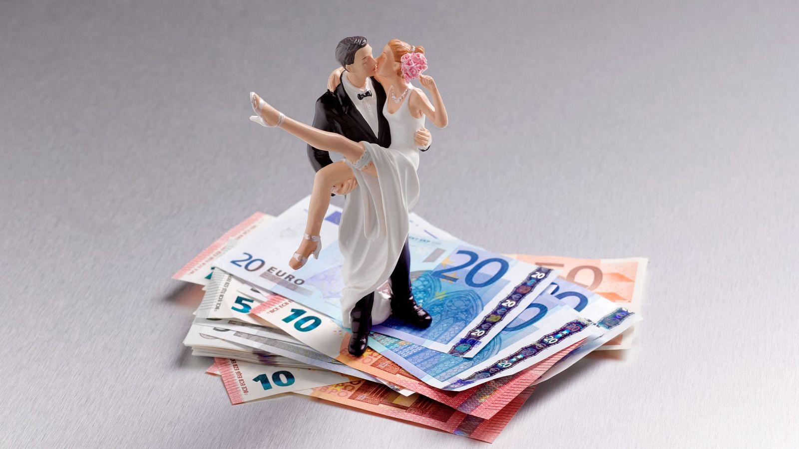 Una conversación previa sobre cómo gestionar el dinero puede ayudar a prevenir futuras crisis en el matrimonio.
