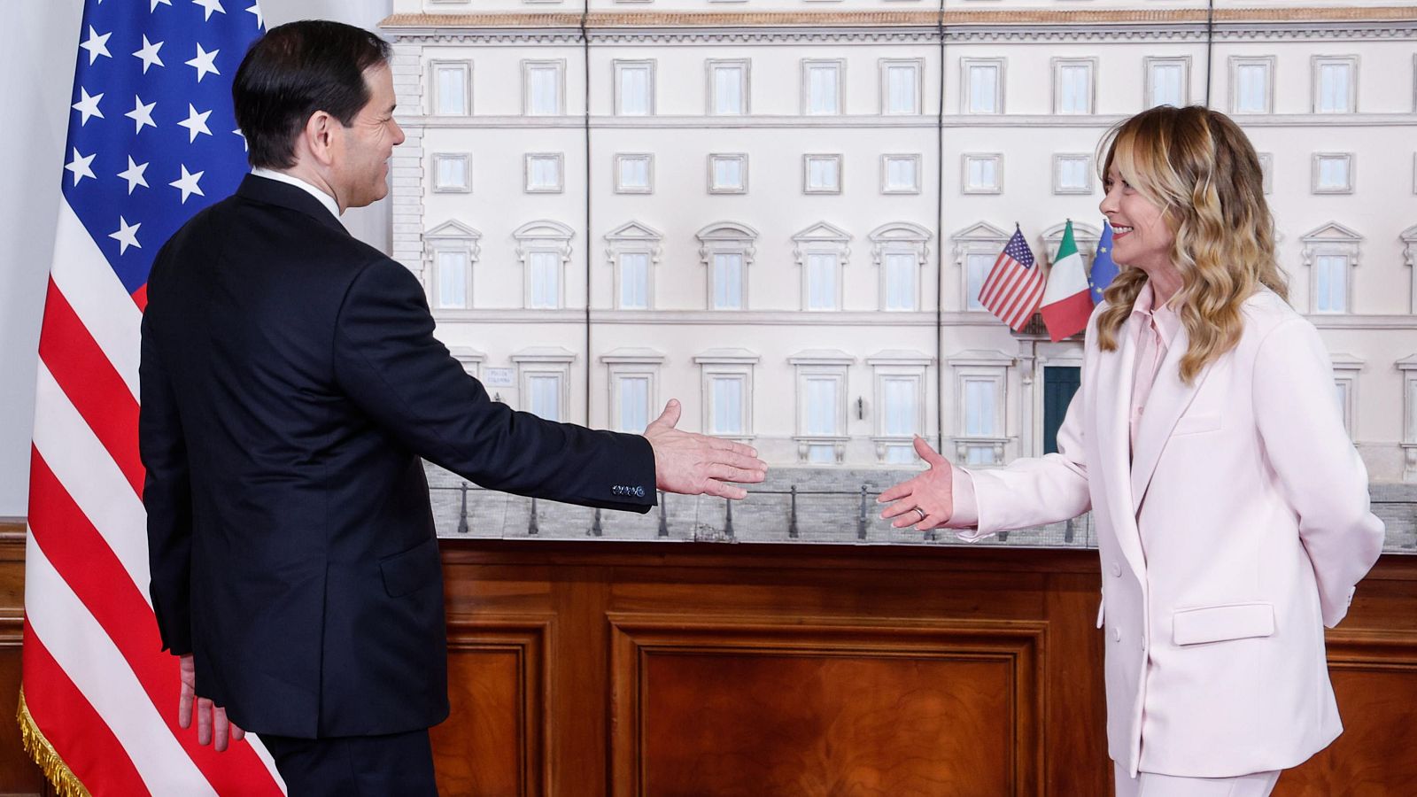 Trump aún no ha decidido sobre la retirada de tropas de España o Italia