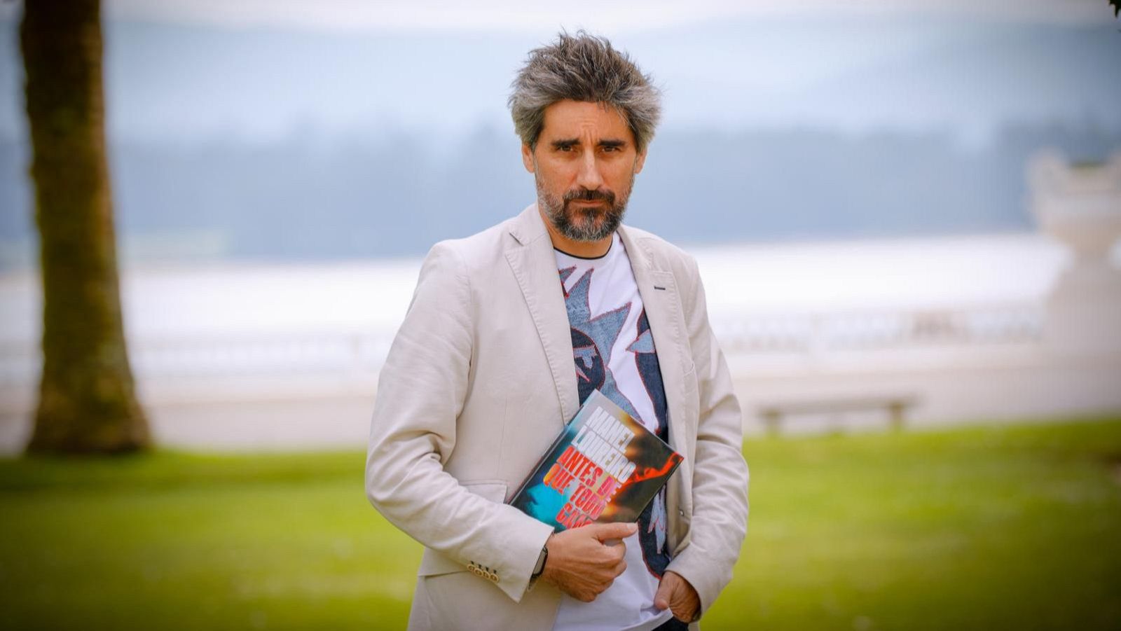 El escritor Manel Loureiro con su novela 'Antes de que todo cambie'